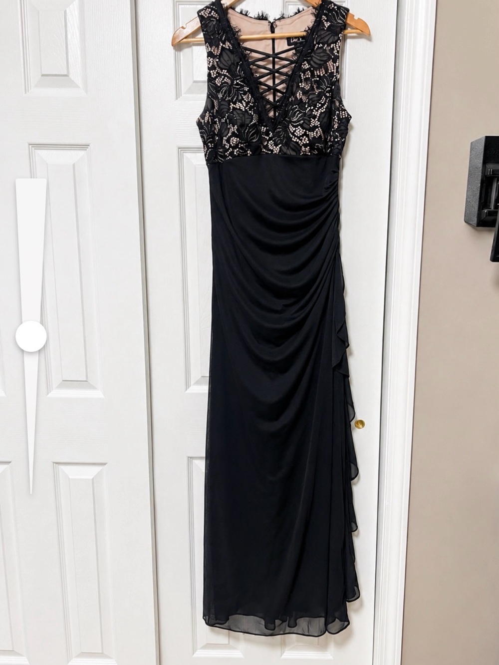 Betsey & Adam Black Lace Ruched Maxi Formal Evening Dress size 10